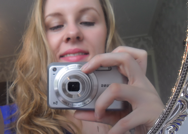Essence lipstick Love Me Essence lipstick Love Me