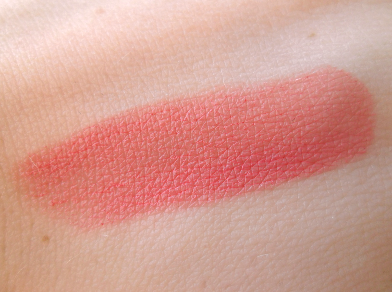 Essence lipstick Love Me Essence lipstick Love Me