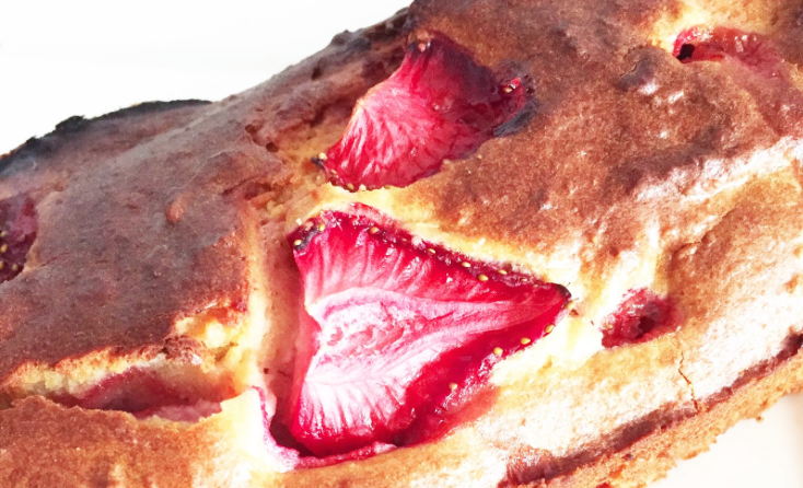 Recept | Zomerse spelt, amandel cake met aardbeien