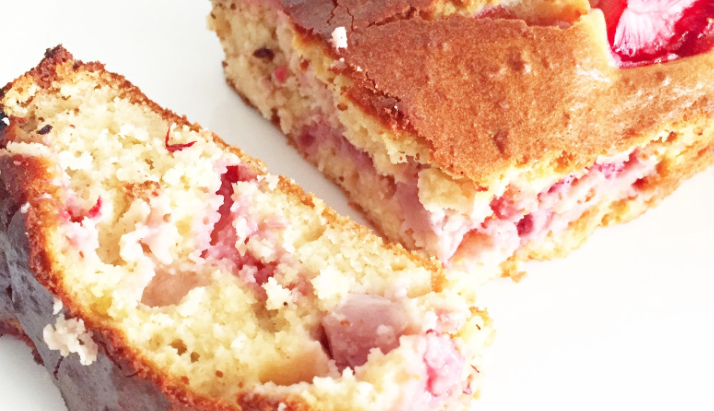 Recept | Zomerse spelt, amandel cake met aardbeien