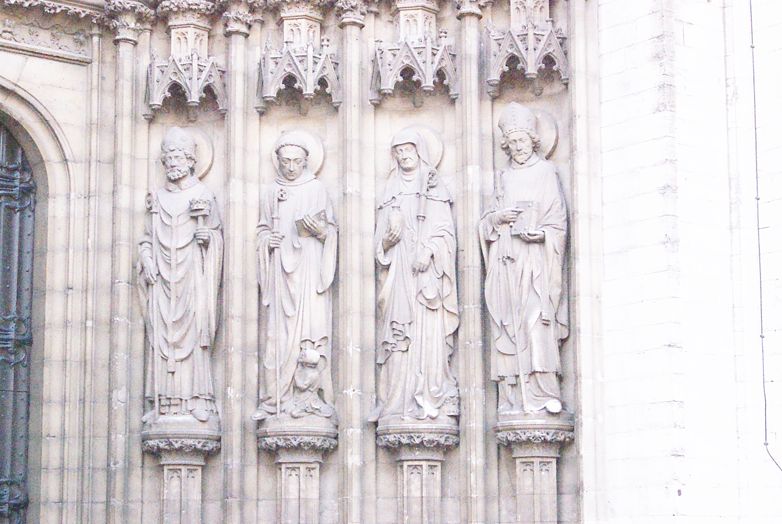 stad Antwerpen kerk met beelden