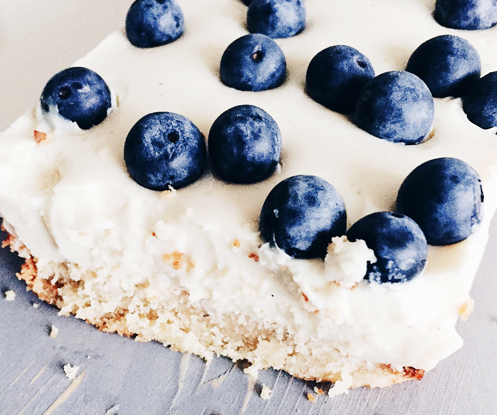 Recept | Vanille yoghurt taart met blauwe bessen
