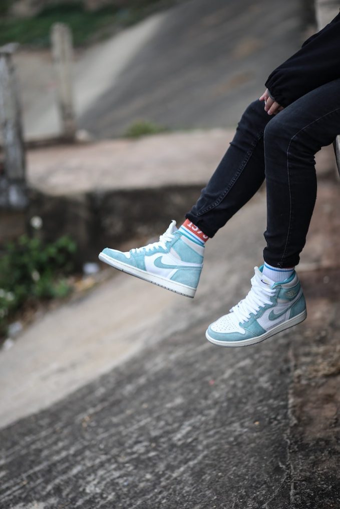 blauw, witte sneakers met jeans