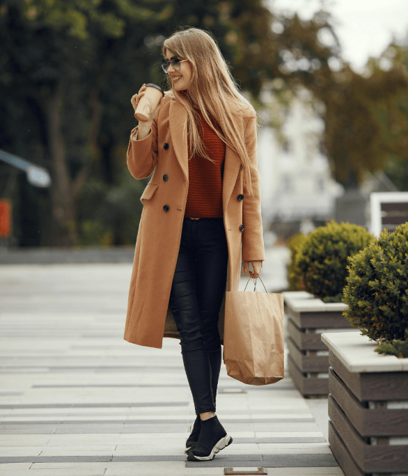 vrouw met najaar outfit en sneakers