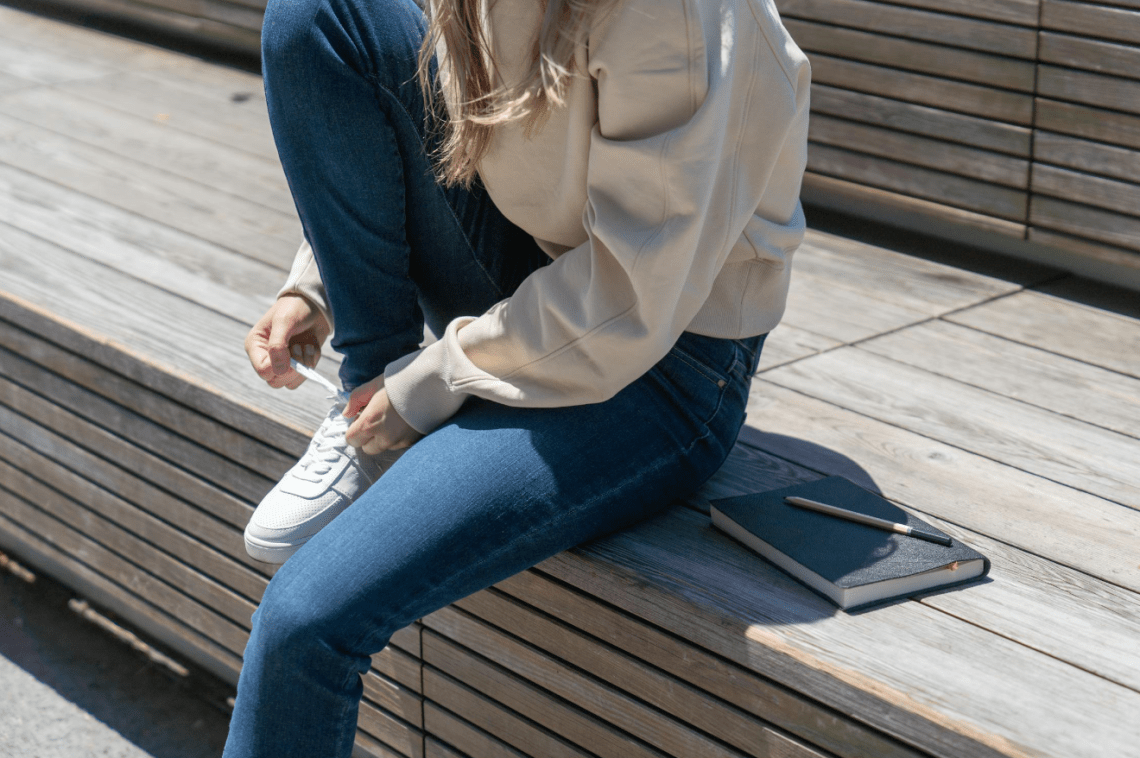 sneakers tijdens de koude dagen. met spijkerbroek en trui