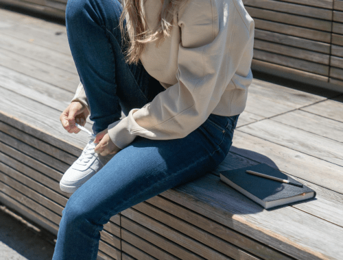 sneakers tijdens de koude dagen. met spijkerbroek en trui