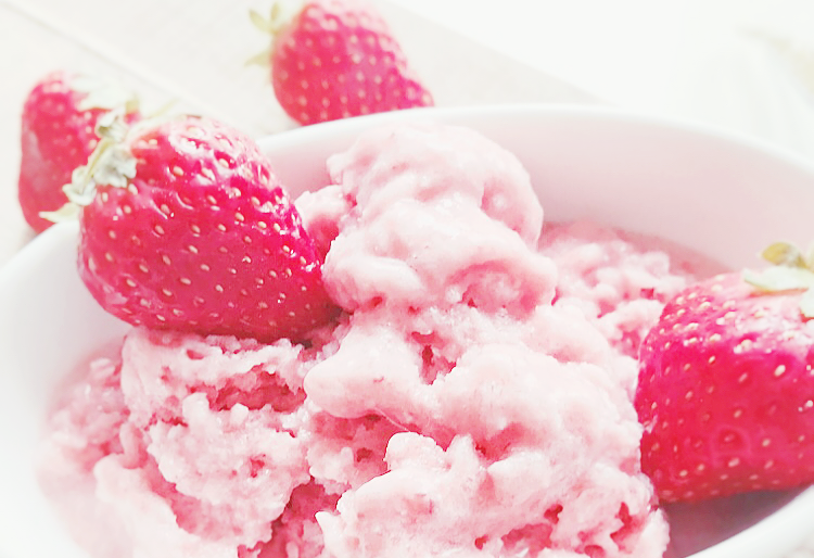 Maak je eigen gezonde aardbeien Kokos ijs