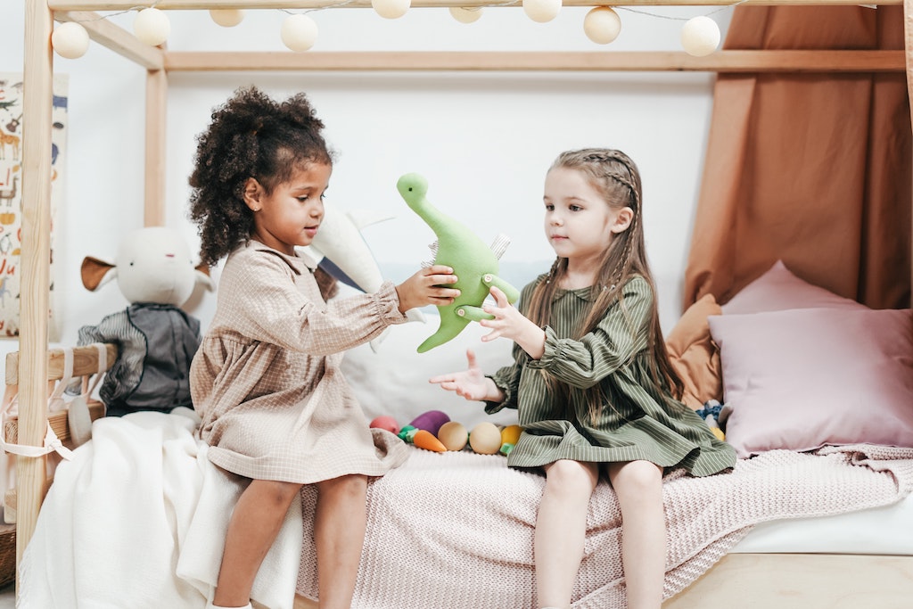 inrichten van een kinderkamer met hout