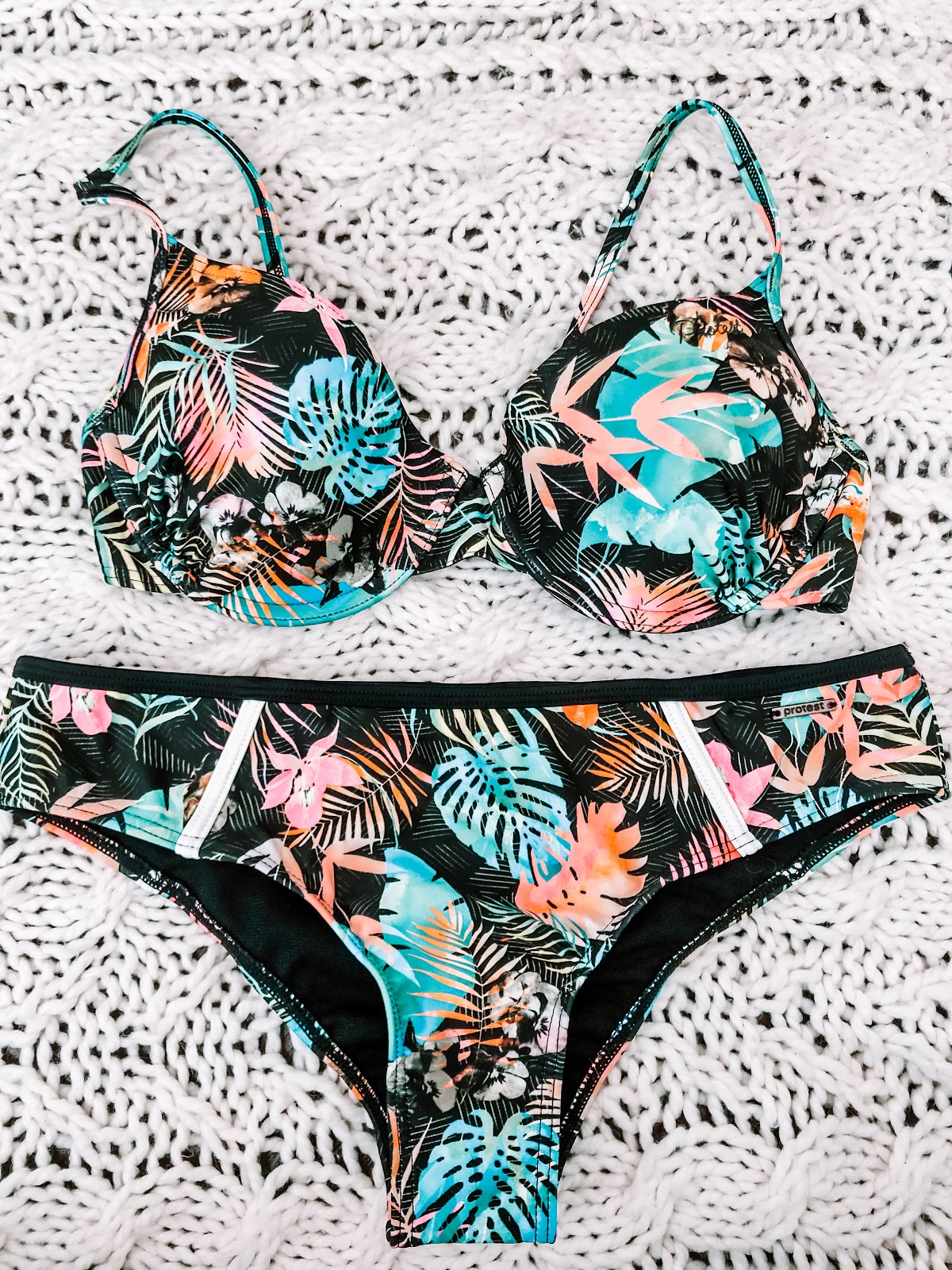 Nieuwe bikini's en zomerjurk van Protest