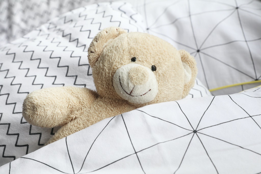 beer in bed onder de deken tijdens warme zomernachten