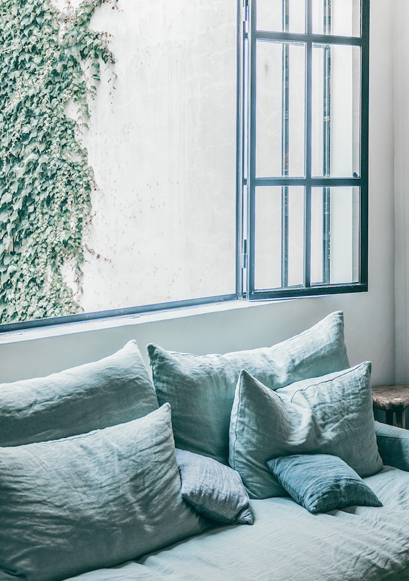 Blauwe tinten in meubels woonkamer