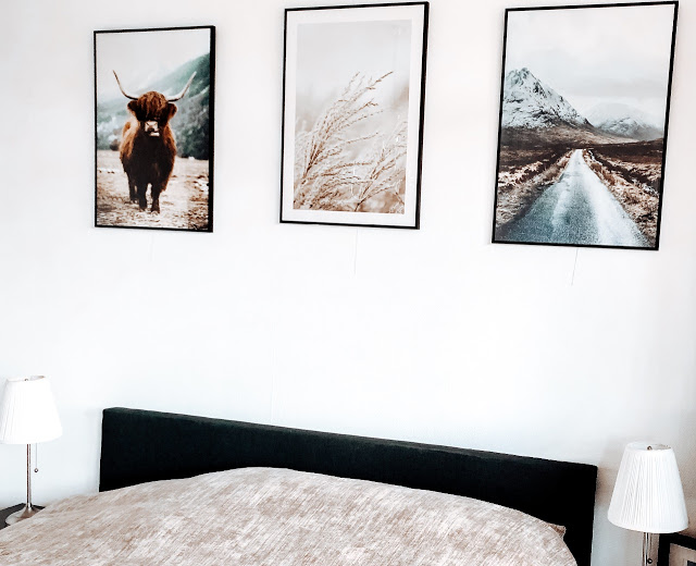 Onze slaapkamer make-over met posters en lijsten van PosterStore. Boven het bed in de slaapkamer hangen 3 lijsten met posters van de natuur.
