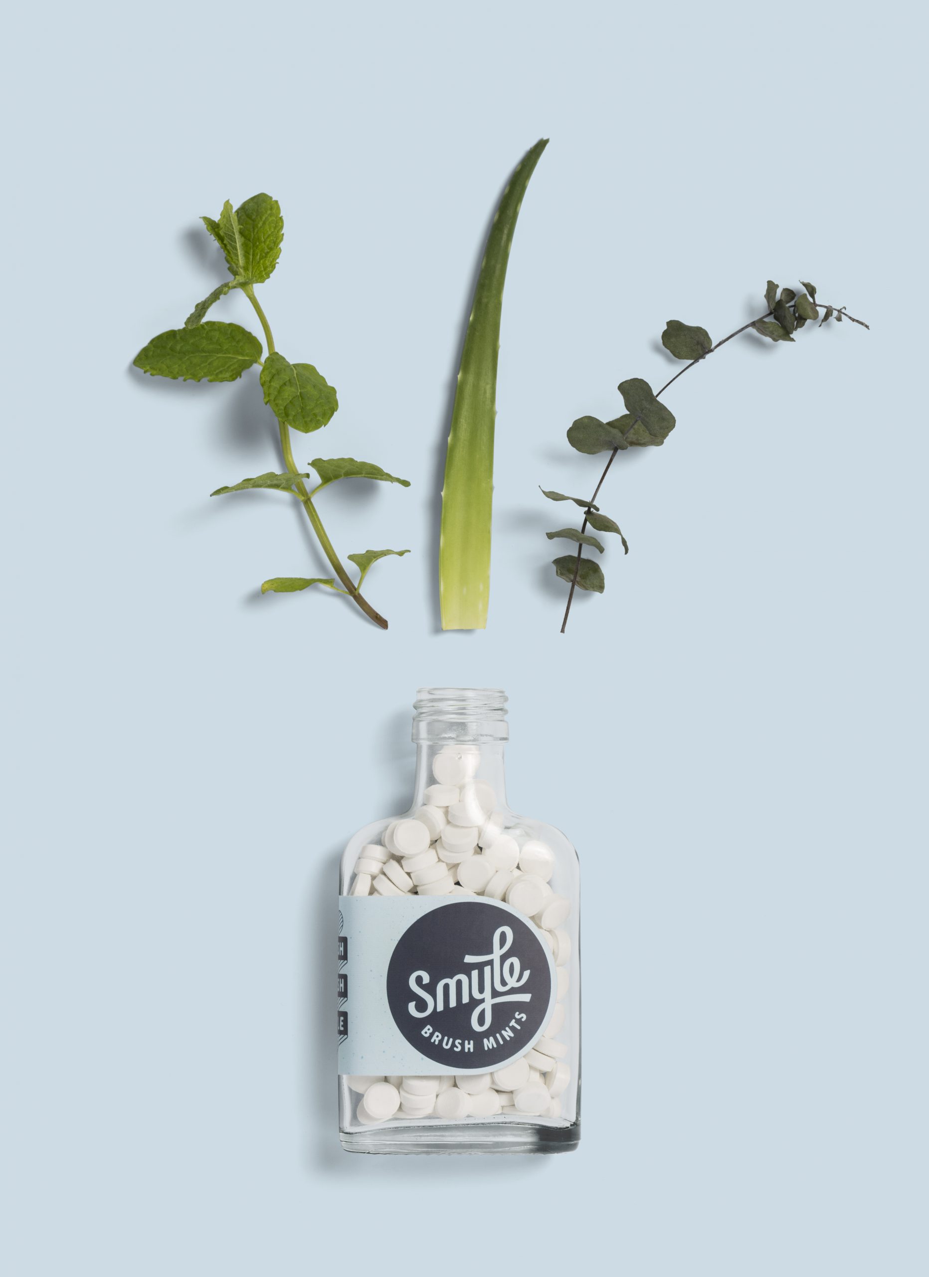 Smyle is de nieuwe duurzame tandpasta revolutie in tabletvorm. Een glazen flesje met kleine tabletten om tanden te poetsen. Smyle is de nieuwe duurzame tandpasta revolutie in tabletvorm. Een glazen flesje met kleine tabletten om tanden te poetsen.
