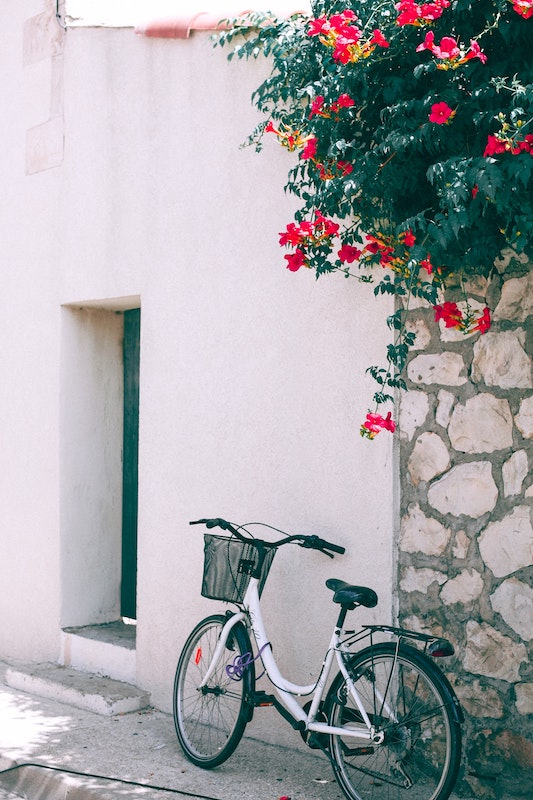 Overlast van buren. huis met fiets