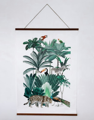 Het is tijd om onze zoon zijn kamer een make-over te geven! Het aller belangrijkste is een vrolijke, stoere, maar rustige kinderkamer inrichting. Wij hebben gekozen voor een stoere kinderposter met een jungle thema. Met veel groen, stoere dieren, zoals een panter, zebra, papegaai en een prachtige pauw