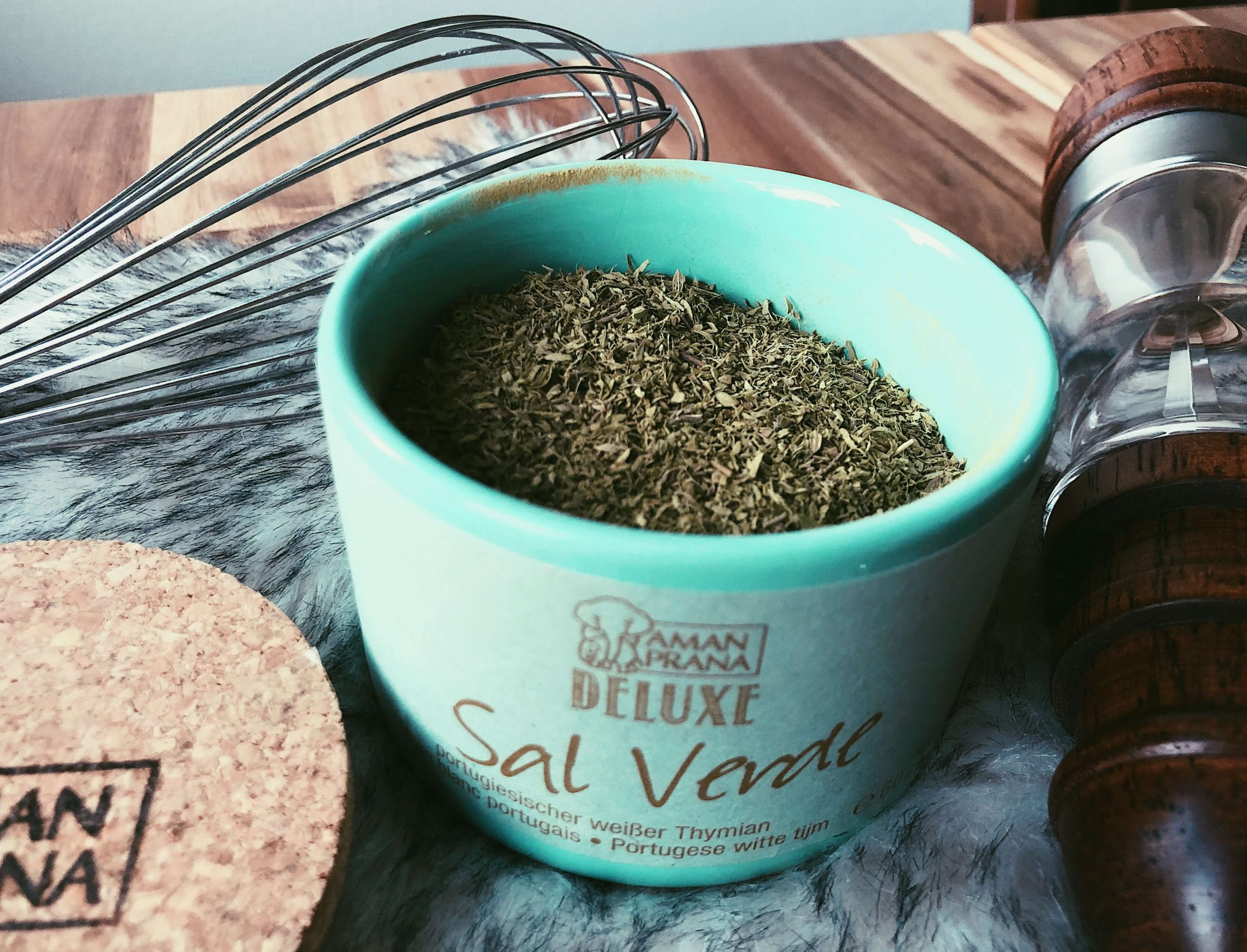 Biologische Sal Verde witte tijm kent zijn gezondheidsvoordelen. Een goede zout vervanger voor in gerechten en een rustgevende reuk voor aroma therapie