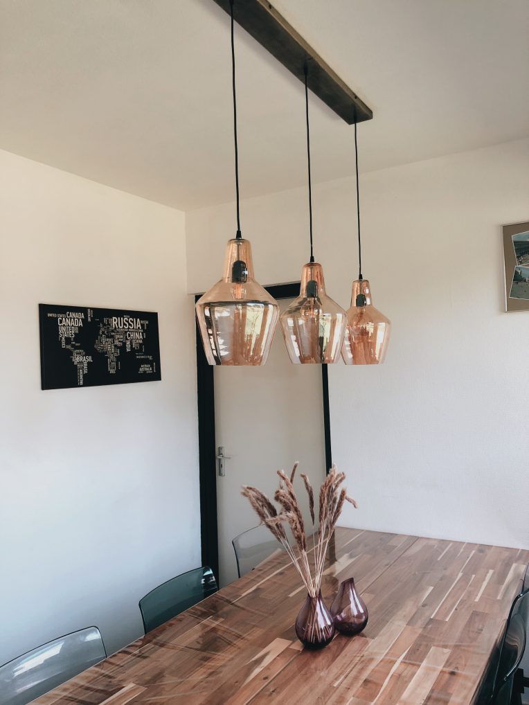 industriële hanglamp boven eettafel