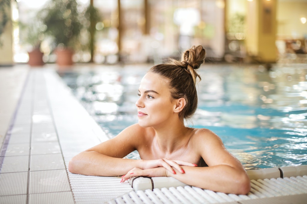 voordelen van een badpak | vrouw in zwembad