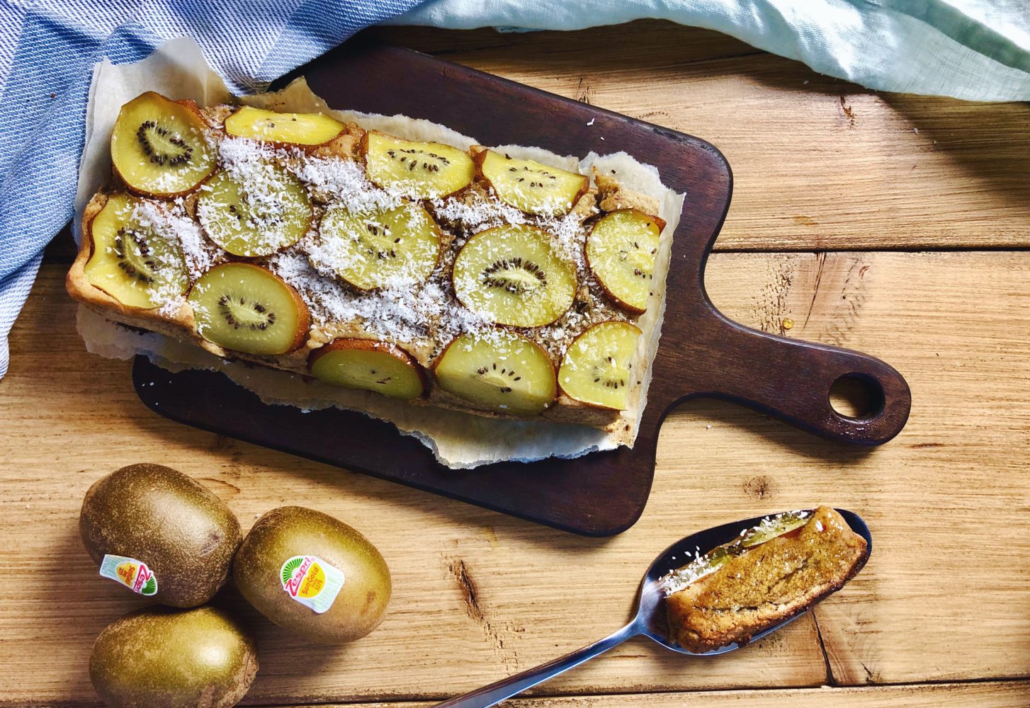 Foodness.nl bananenbrood met kiwit op plank / vegetarische recepten