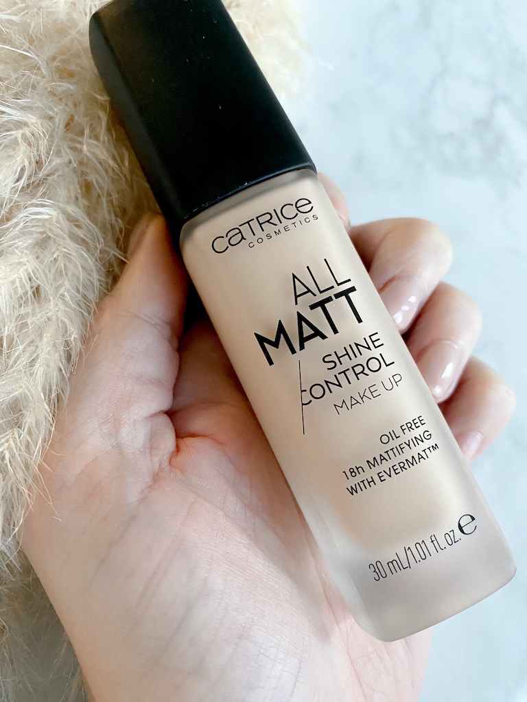 Catrice All Matt Plus Shine Control Make-up in hand
