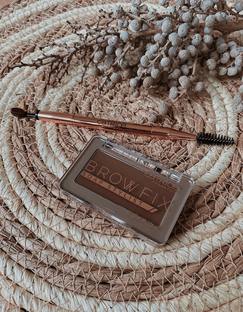 Soap brows: CATRICE Brow Fix Soap Stylist and brush
