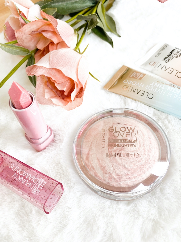 CATRICE Glow lover oil-infused highlighter en andere producten op kleed