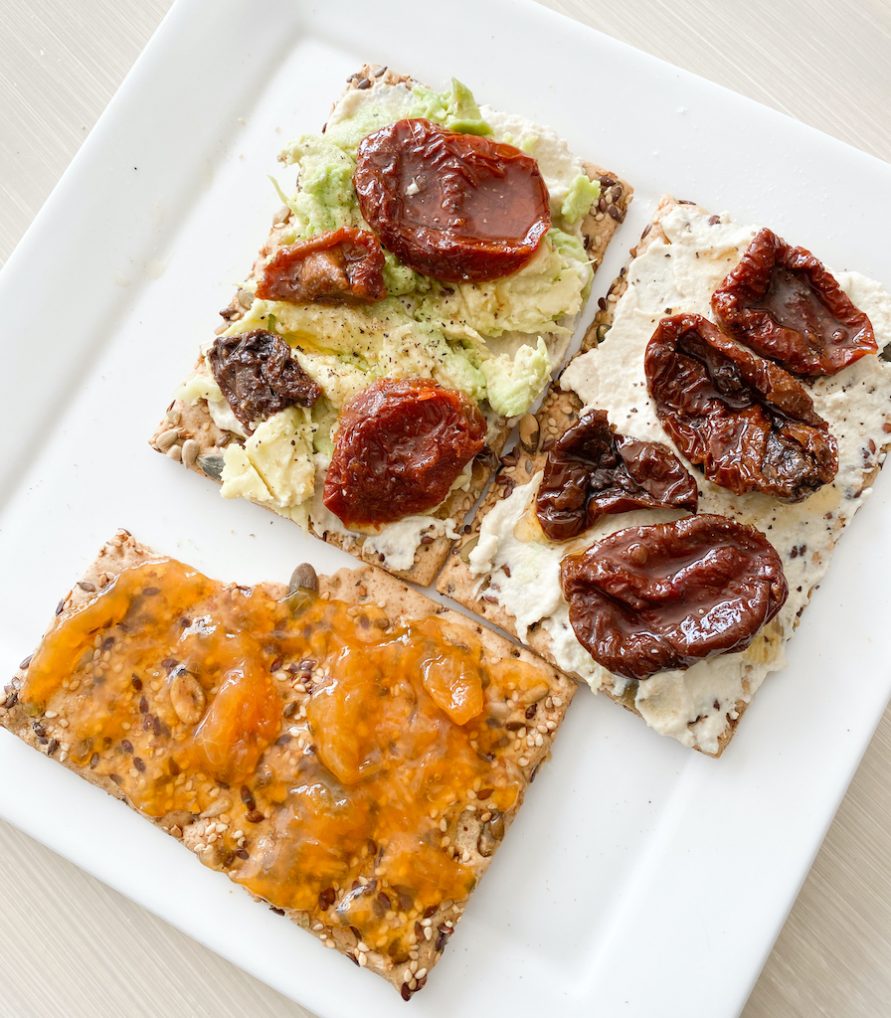  Mijn eetdagboek crackers met light jam, hummus, zongedroogde tomaat en avocado