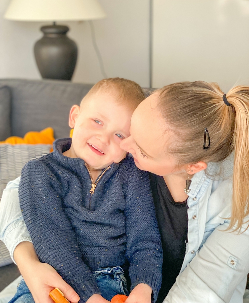 mama en zoon op bank zijn derde verjaardag vieren