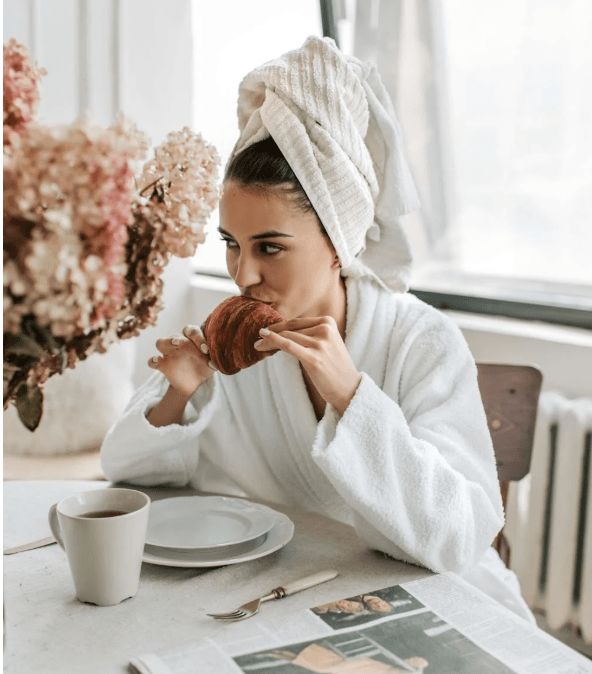 vrouw aan het eten in alle rust - voordeel vroeg opstaan - blog tip glamview