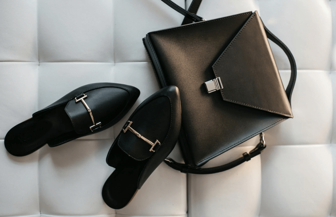 kleine tas met mooie schoenen - tassentrends 2022