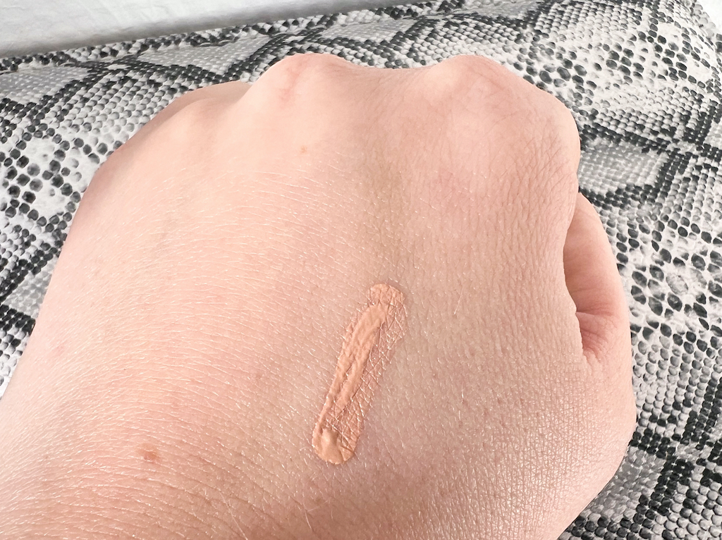 Esse Skincare foundation met SPF 30 op hand