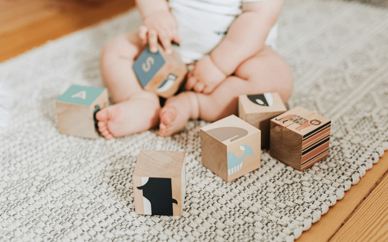 Kind met houtenblokken - Sinterklaas cadeautip