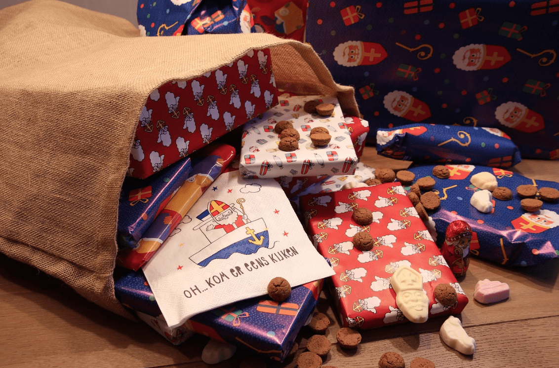 Sinterklaas cadeaus in zak - Sinterklaas vieren voor jong en oud