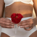 vrouw met menstruatiecup - duurzaam menstrueren alternatieven