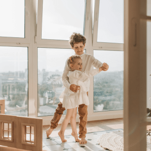 kinderen samen dansen - bewegen - om spanning en stress los te maken - glamview