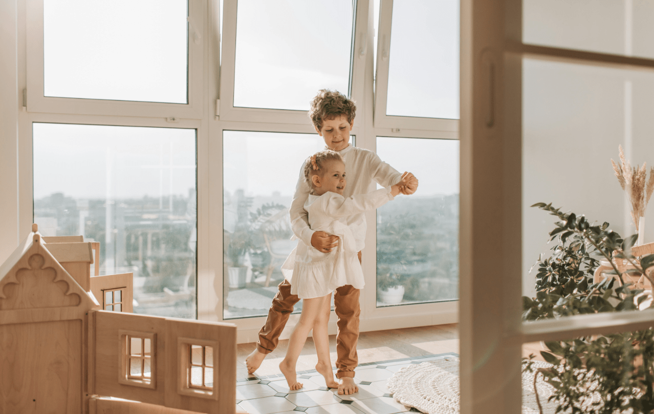kinderen samen dansen - bewegen - om spanning en stress los te maken - glamview