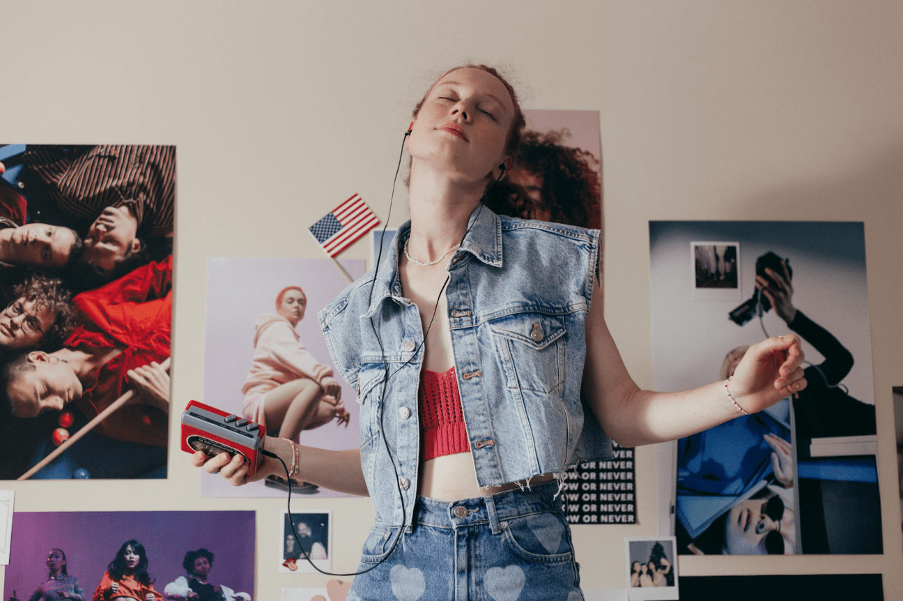 vrouw dansen op muziek - bewegen om spanning los te laten - blog glamview.nl