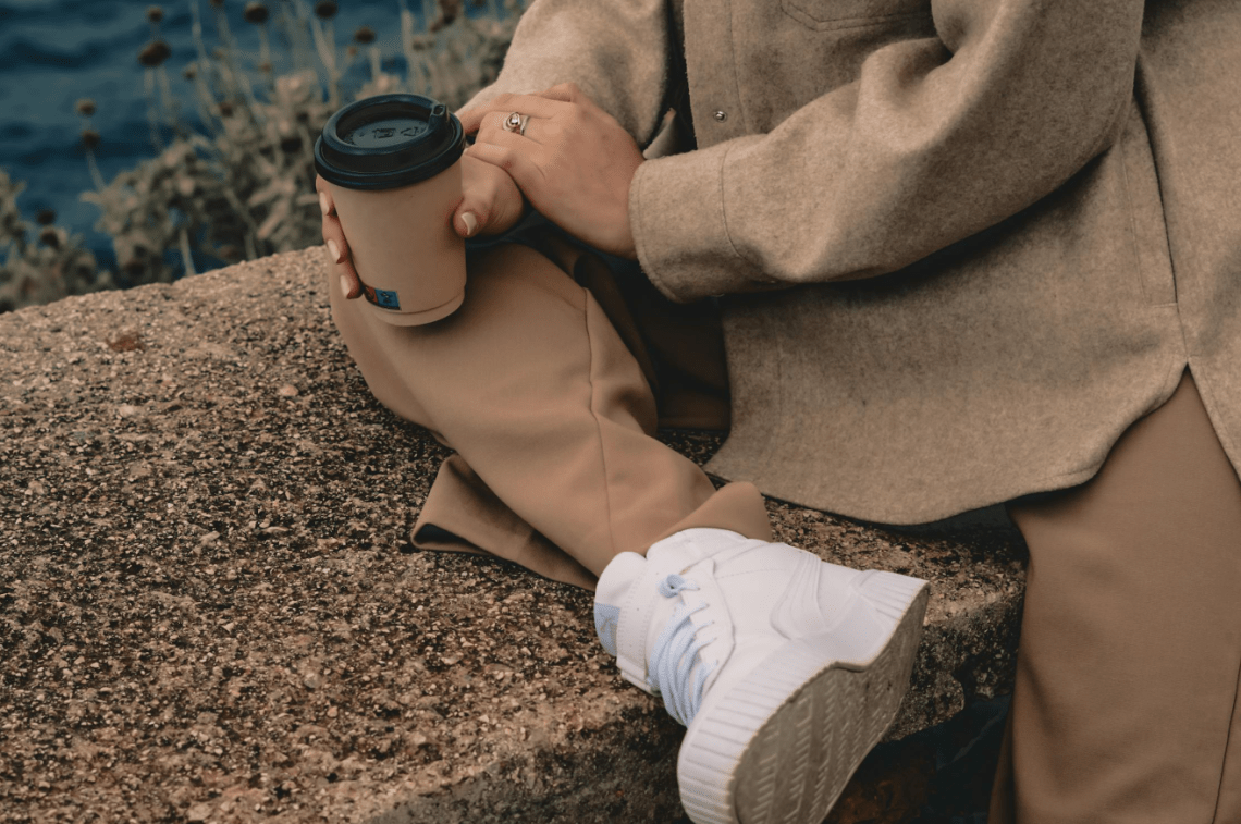 vrouw zittend buiten - herfst fashion trends 2025 - blog glamview