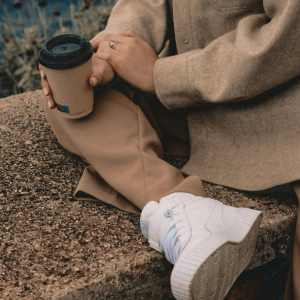 vrouw zittend buiten - herfst fashion trends 2025 - blog glamview