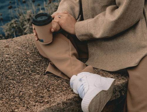 vrouw zittend buiten - herfst fashion trends 2025 - blog glamview