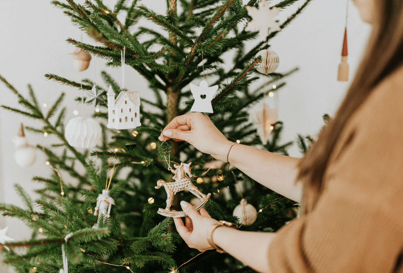 Huis sfeervol voor de feestdagen met kerstboom