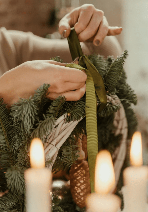 Kerstkrans maken tijdens feestdagen decoratie in huis